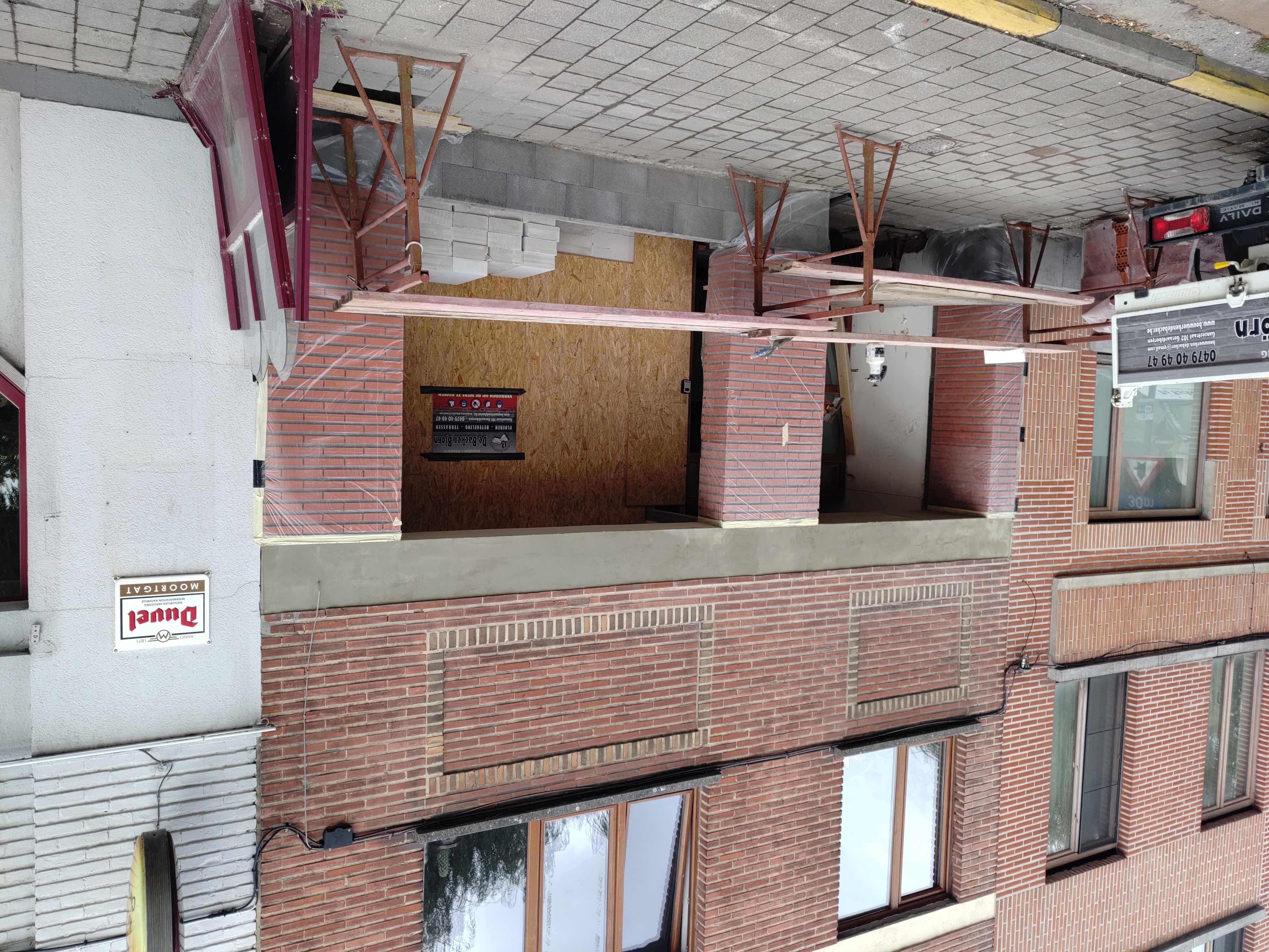 beton hersteld in voorgevel rijwoning